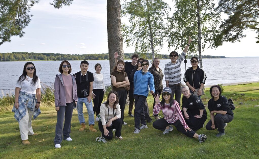 Kiinalaiset matkanjärjestäjät olivat vaikuttuneita järvestä, luonnosta ja sen hyödyntämisestä opetuksessa.