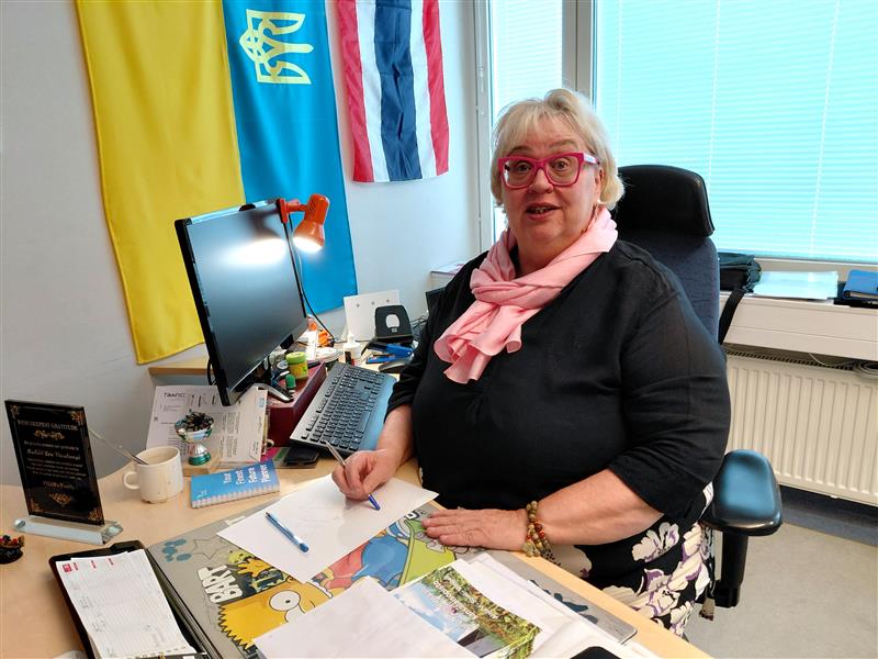 Vimpelin kunnan maahanmuuttokoordinaattori Lea Vasalammen toimiston seiniltä välittyy kansainvälinen tunnelma. –Maahanmuuttokoordinaattorin työnkuva on moninainen, eikä kahta samanlaista päivää ole vielä tullut vastaan, sanoo Vasalampi.