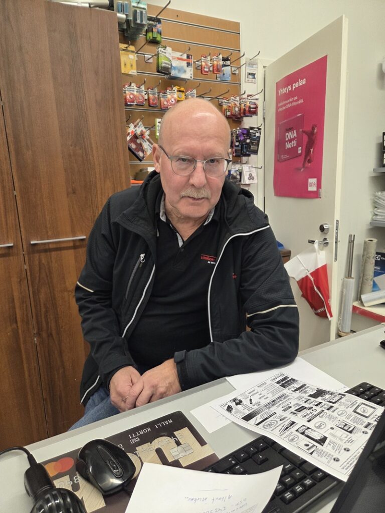 Yrittäjä Jukka Siirtola tutkii Järviseudun Sanomissa vuonna 1990 ollutta avajaismainosta.