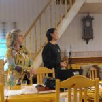 Matkailutoimijat kohtasivat Alajärvellä: “Meillä on vielä paljon upeita palveluita tuotteistamatta” Sari Hyttinen (vas.) ja Dju Nguyen kertoivat matkailun kehittämisestä ja alueen potentiaalista kansainvälisestä näkökulmasta.