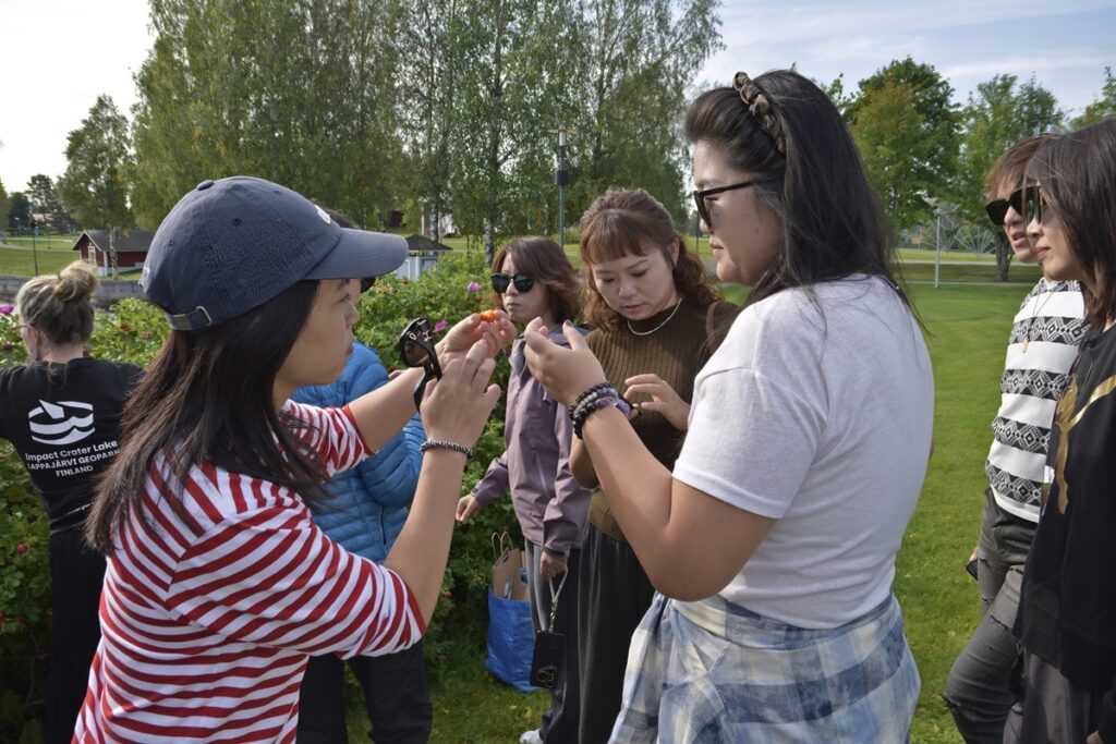 Vierailijoita kiinnosti kaikki luontoon liittyvä: Kivitipun rannan ruusunmarjat maistuivat.