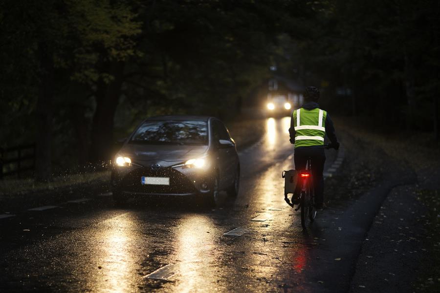 Pimeällä ja hämärässä pyöräilijän on käytettävä vaaleaa etuvaloa ja punaista takavaloa. Kuva: Nina Mönkkönen / Liikenneturva