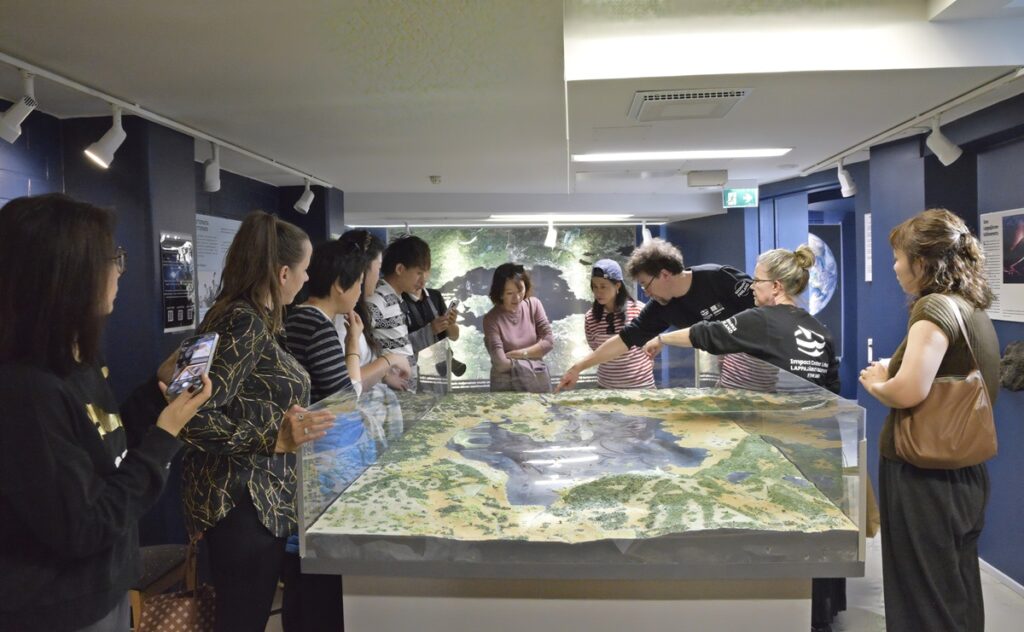 Meteoriittikeskuksen näyttelyssä Öhman ja Hyttinen näyttävät vierailijoille, missä olemme.