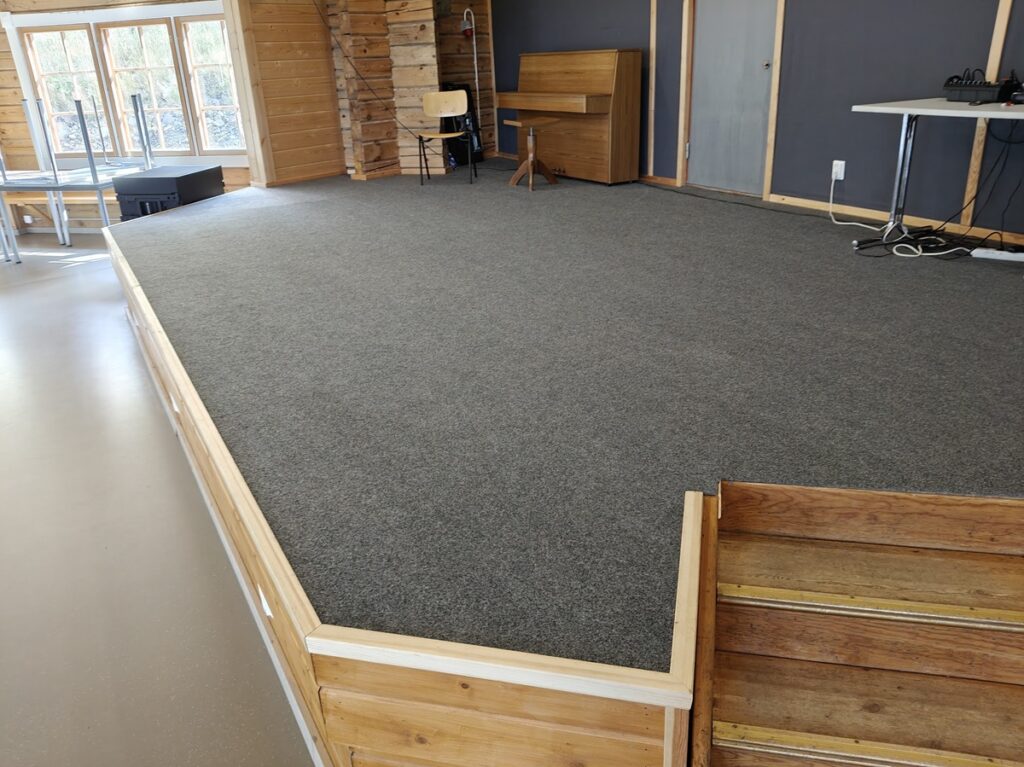 Akustiikkaa-parannettiin-myos-nayttamolle-ja-ylakertaan-asennetuilla-matoilla.