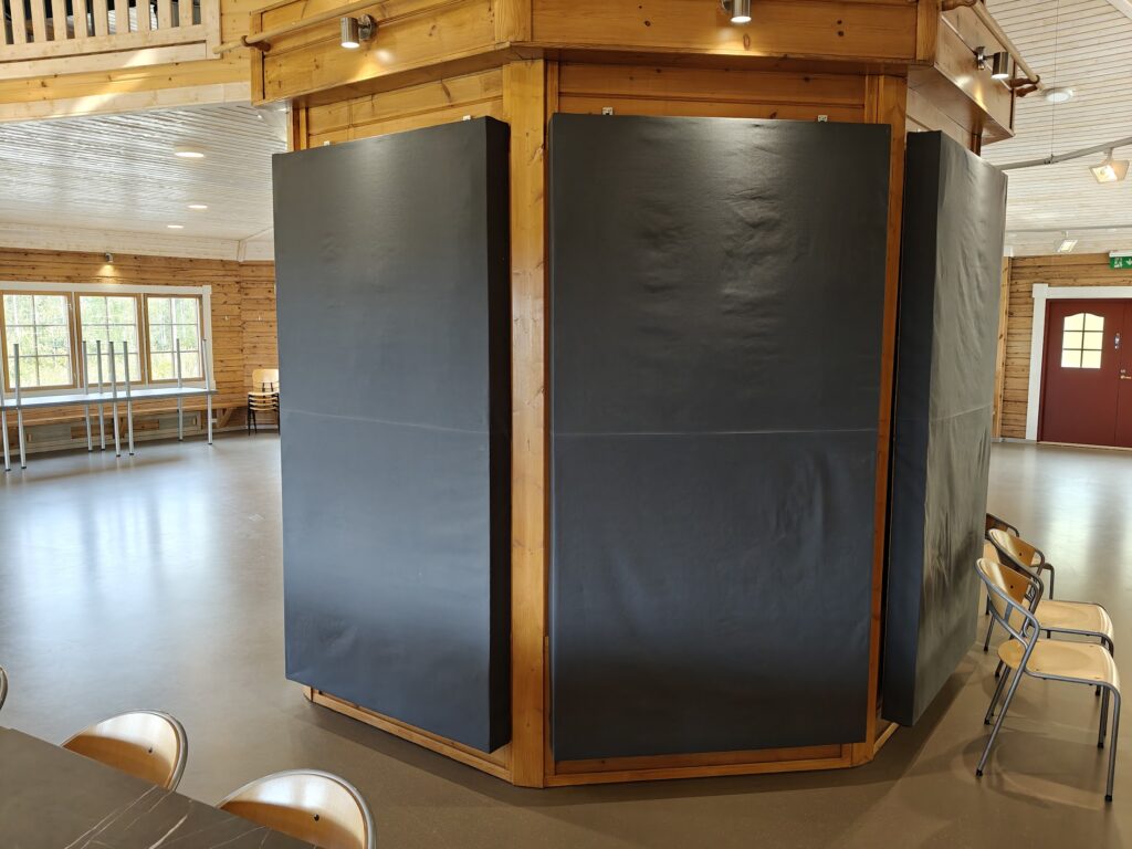 Akustointielementit asennettuina.