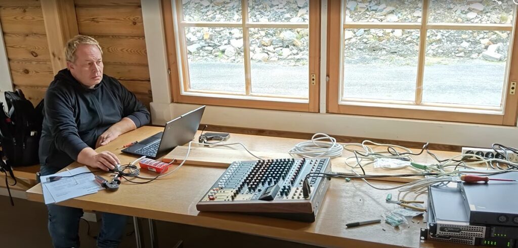 Antti Rintamäki asentaa äänentoistotekniikkaa.