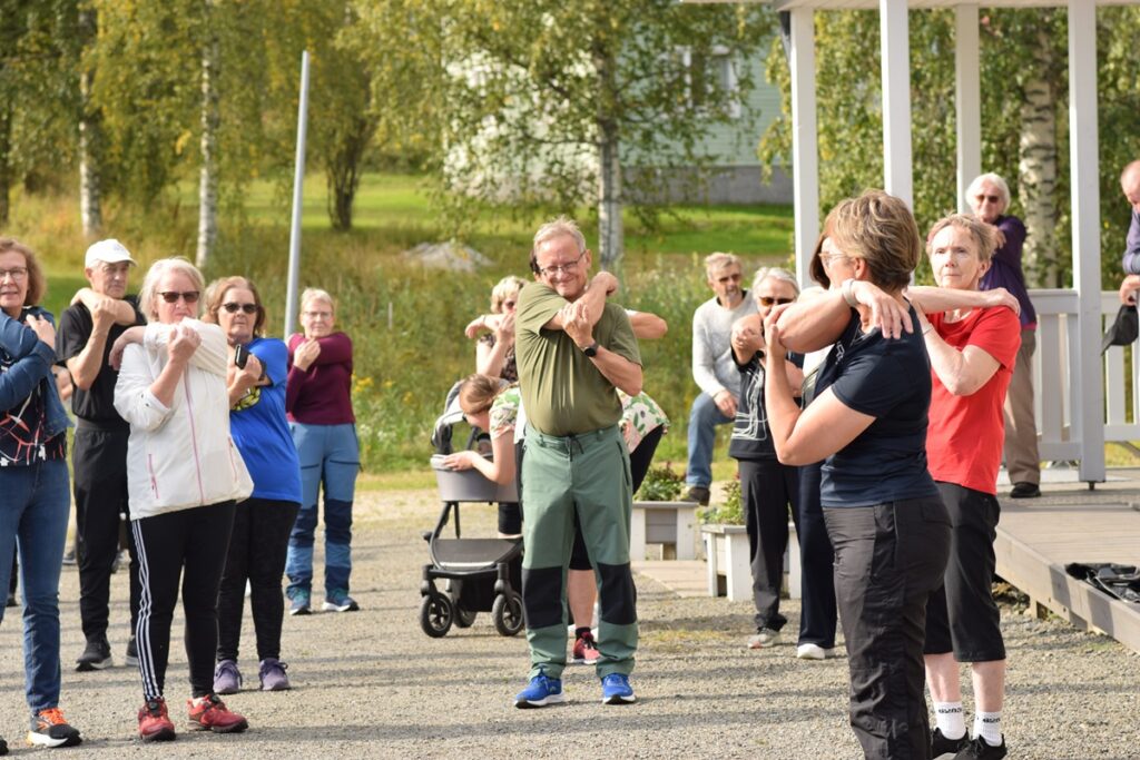 Sari Essayah ohjasi lämmittelyjumpan tilaisuuden aluksi.