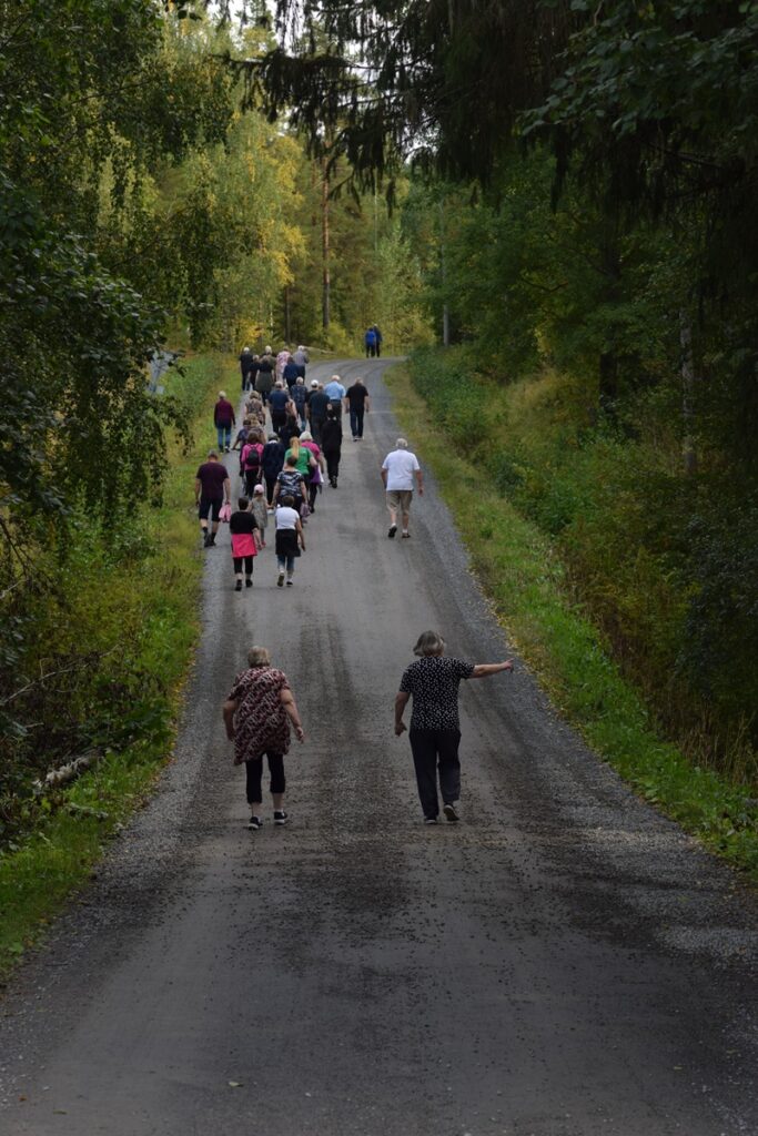 Kylätalolta käveltiin pari kilometriä radan aloituspisteeseen.