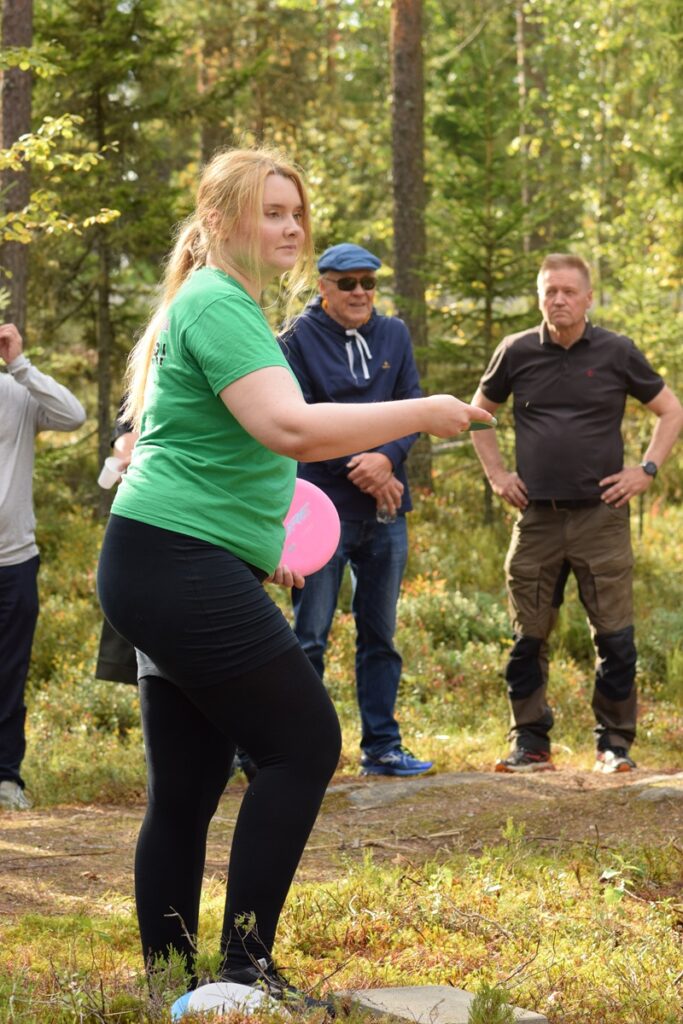 Ellinoora Takala heitti Aisaparin edustajana.