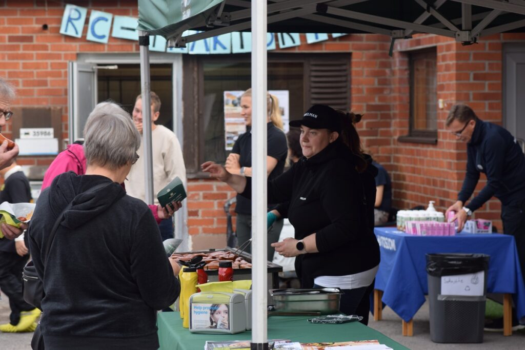 Makkara teki kauppansa Sadonkorjuumarkkinoilla.
