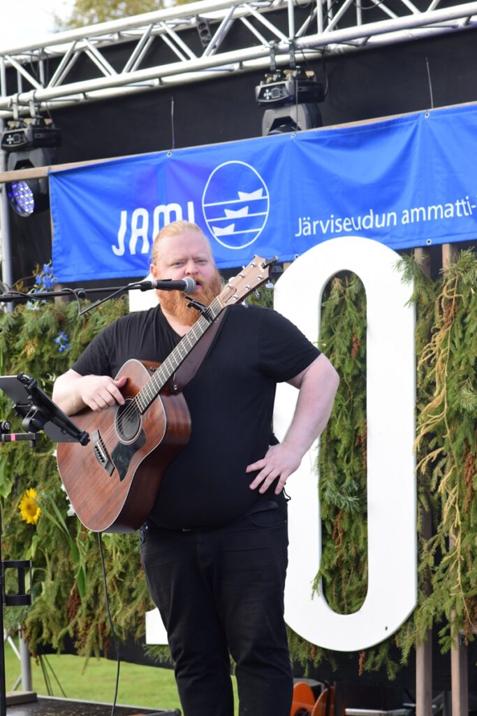 Trubaduuri Jesse Joensuu esiintyi.