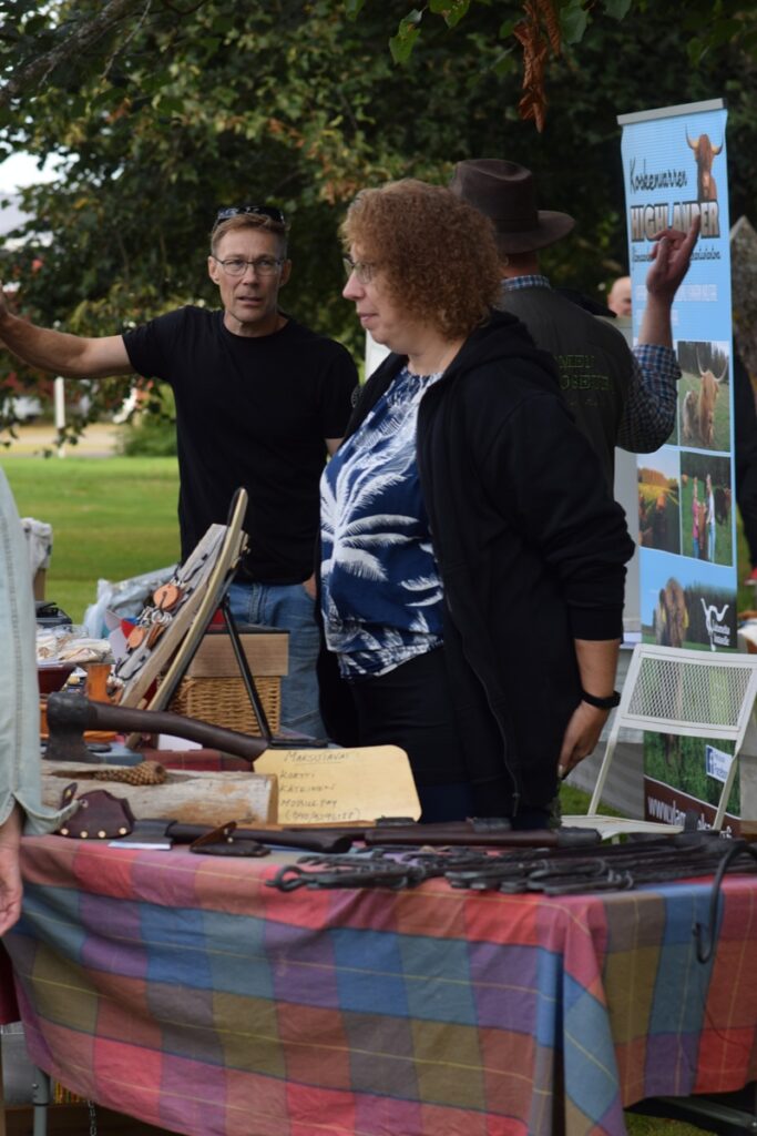 Viitasaaren Highlanderin ja möksyläisen Heikkilän sepän pajan tuotteet olivat esillä markkinoilla.