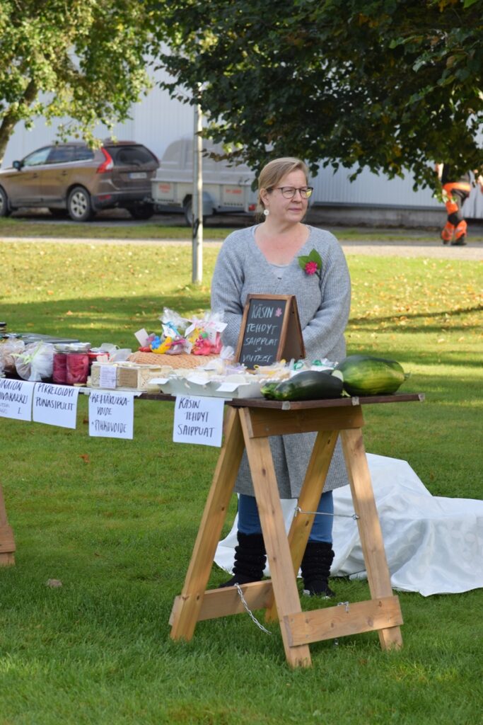 Vimpeliläinen Tanja Tyyvi oli myymässä markkinoilla luonnontuotteita ja leivoksia.