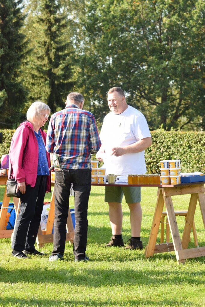 Luonnontuotteita, kuten hunajaa, ostettiin teeman mukaisesti.