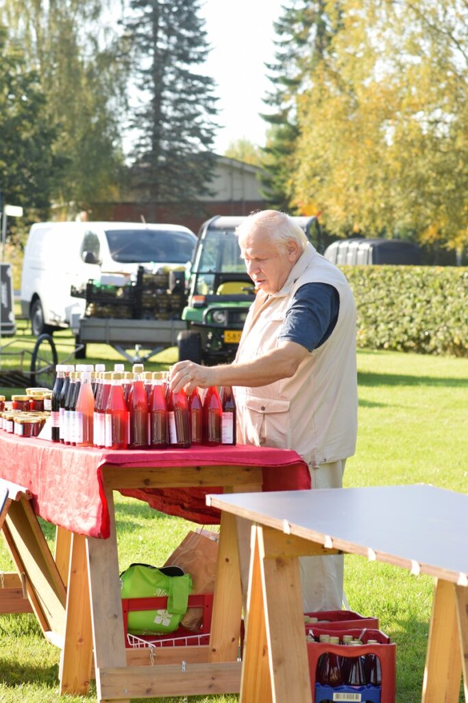 Aurinkolinnan tuotteita oli myymässä Erkki Peltoniemi.