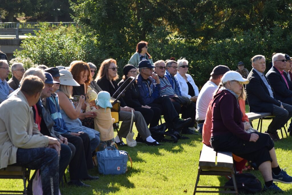 Markkinoilla nautittiin hyvästä säästä, ohjelmasta ja tarjoiluista sekä ostoksista.