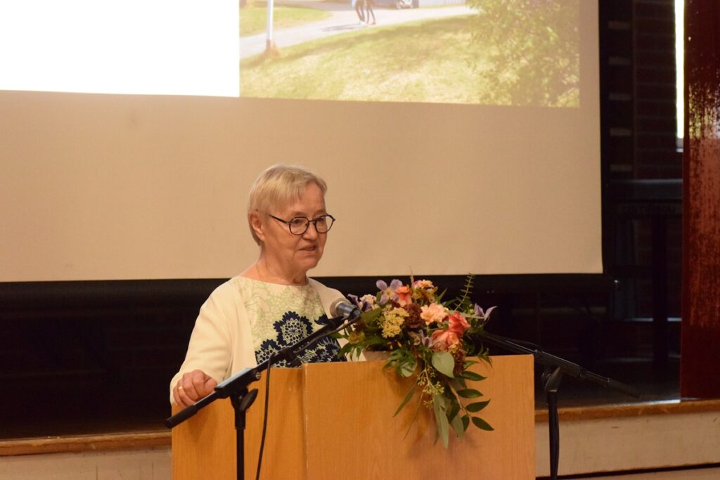 Marjatta Juuti laati maatalousoppilaitoksen 100-vuotishistoriikin.