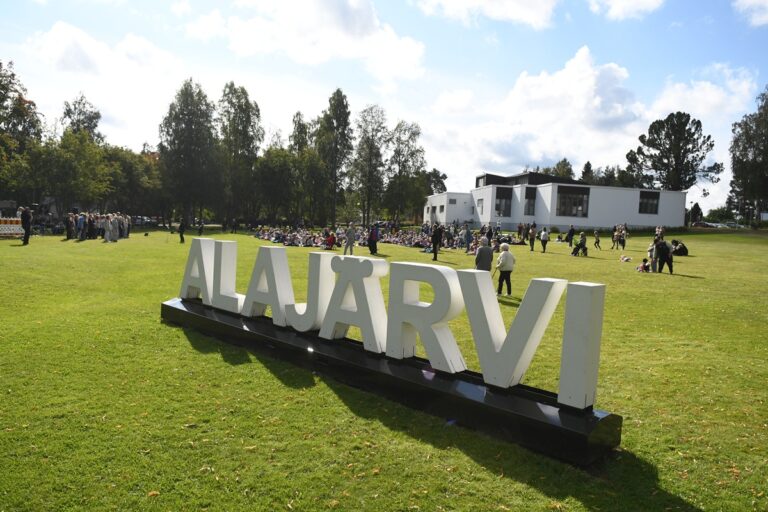 Paavolan koulun musiikillisella piknikillä Aalto-puistossa nautittiin kauniista kesäpäivästä ja mukavasta yhdessäolosta. Kuva: Suvi Hosionaho.