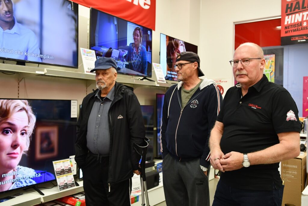 Martti Luoma (vas.) oli tullut Veikon Koneen 40-vuotispäiville television hankinta mielessä, Reijo Tallbacka oli lähtenyt muuten vain katselemaan meininkiä. –Oli hyvää kakkua ja maistuvat kahvit, he totesivat yrittäjä Jukka Siirtolalle.