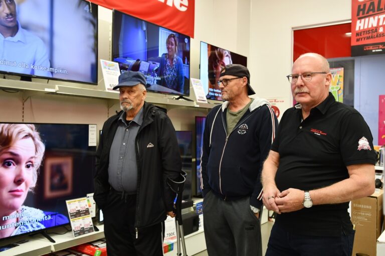 Martti Luoma (vas.) oli tullut Veikon Koneen 40-vuotispäiville television hankinta mielessä, Reijo Tallbacka oli lähtenyt muuten vain katselemaan meininkiä. –Oli hyvää kakkua ja maistuvat kahvit, he totesivat yrittäjä Jukka Siirtolalle.