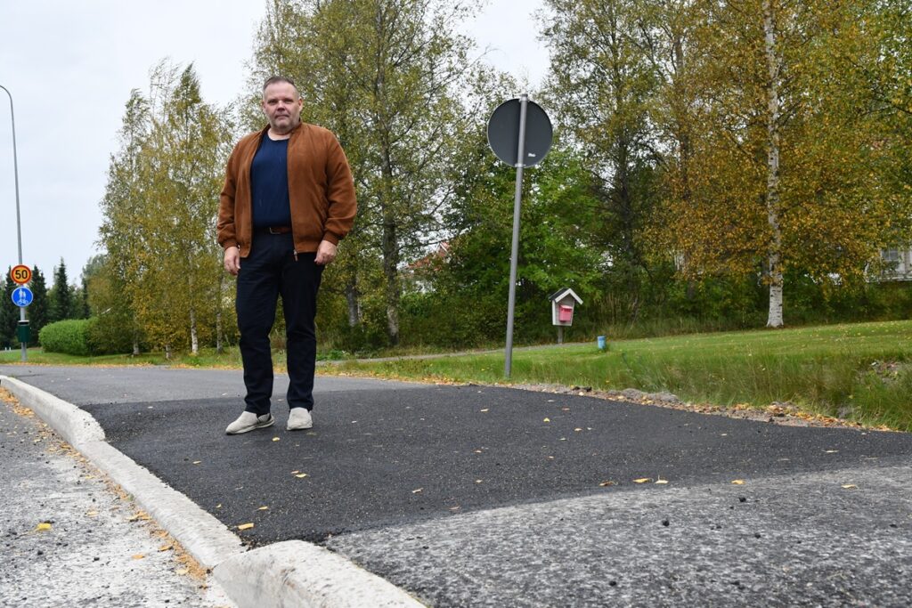 Järvi-Pohjanmaan vanhusneuvoston aloitteesta Alajärvellä on tehty toimenpiteitä esteettömyyden parantamiseksi. Kuvassa kaupungin edustaja Jukka Pekka Finnilä.