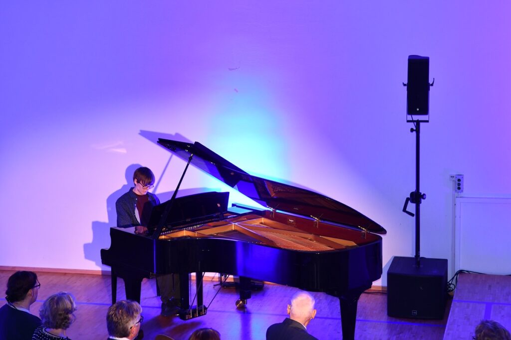 Otto Rantakangas esitti juhlaväelle pianomusiikkia.