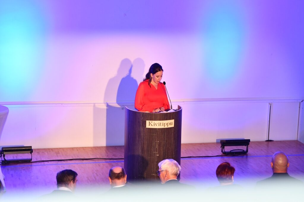 Maarit Ahola kiitti kaikkien ansiomerkkien saajien puolesta.