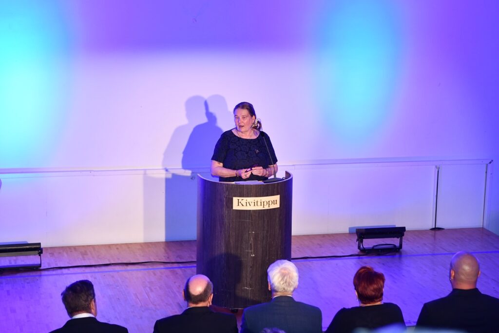 Maarit Ahola kiitti kaikkien ansiomerkkien saajien puolesta.