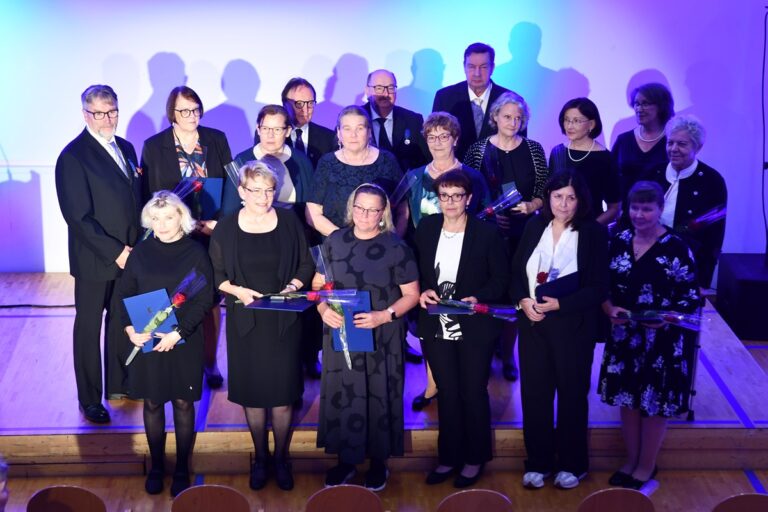 30 ja 40 vuotta kuntaa luottamushenkilöinä, viroissa ja toimissa palvelleita muistettiin Kuntaliiton ansiomerkeillä Lappajärven kunnan juhlavaltuustossa.