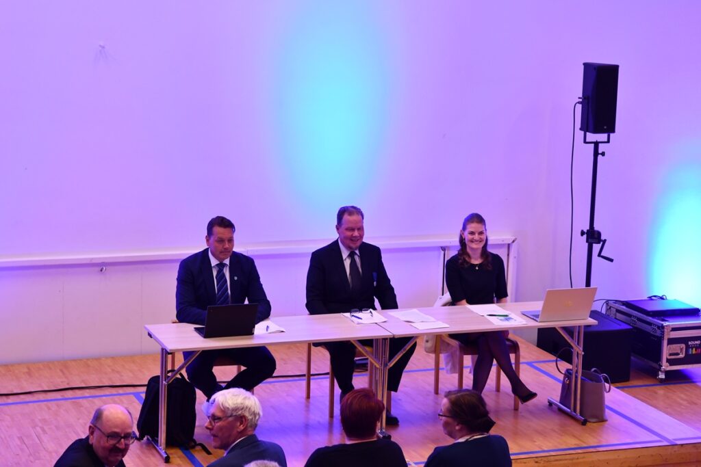 Juhlavaltuuston kokouksessa oli hallintojohtajan tuolilla ensimmäistä kertaa Maria Ahvenniemi (oik.) puheenjohtaja Ville Ala-ahon ja kunnanjohtaja Sami Alasaran rinnalla.
