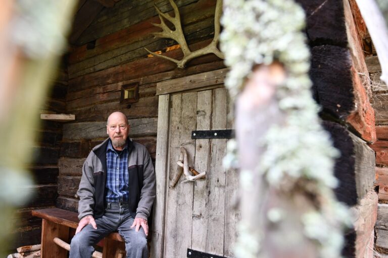 Keijo Lahdenmäki muistaa hyvin vanhoja paikallisia tarinoita, ja jakaa niitä mielellään esimerkiksi kummitusjuttuilloissa.