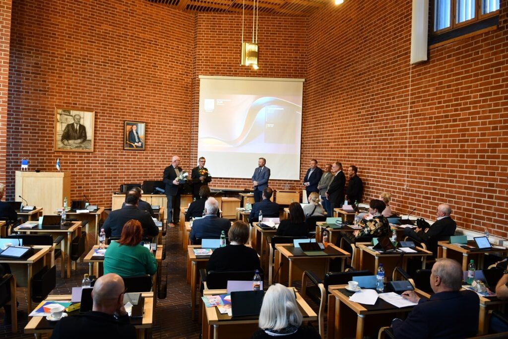 Kokouksen aluksi muistettiin kesäkuussa 60 vuotta täyttänyttä Jarmo Hännistä (edessä vas.) ja 70 vuotta täyttänyttä Terho Mäkelää.