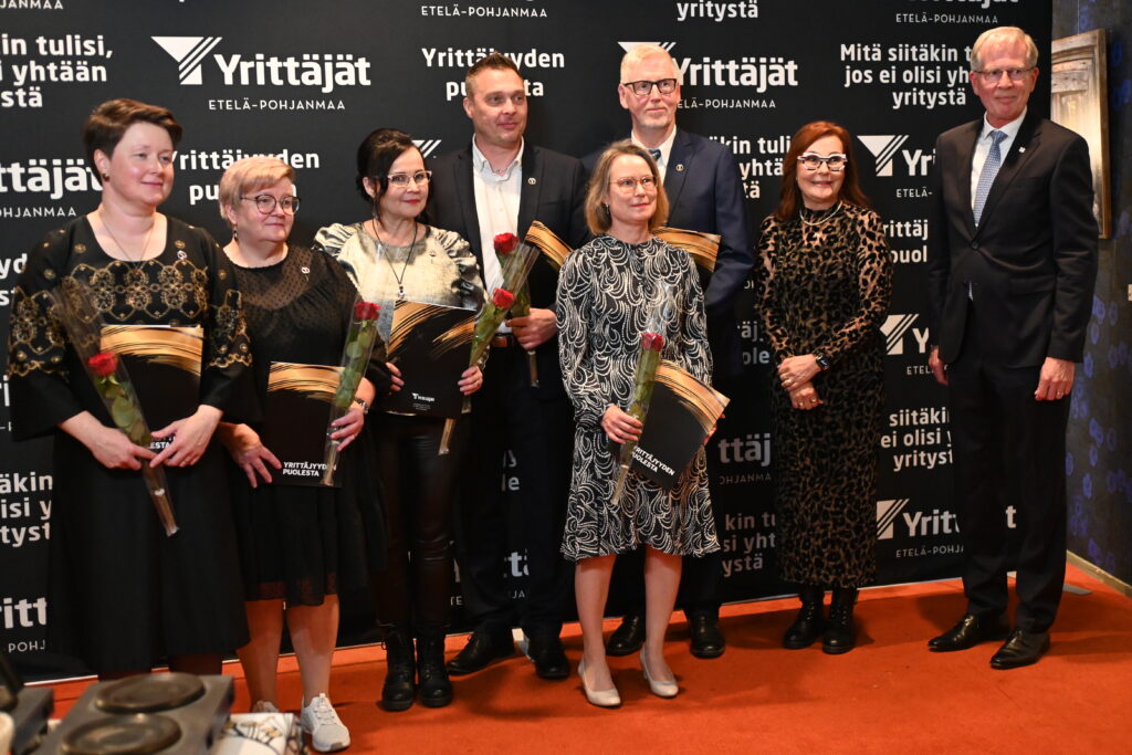 Ansiomerkillä palkittuja yhdistyksen entisiä puheenjohtajia. Karoliina Sulkakoski (vas.), Anne Pesonen, Seija Övermark, Jani Takamaa, Susanna Kohtanen, Jouni Kultalahti. Jounin vieressä Anne Niemi ja Jyrki Mäkynen Etelä-Pohjanmaan Yrittäjistä olivat mukana jakamassa palkintoja. 