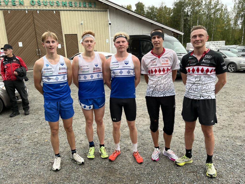 Antti Hakala kuvassa oikealla. Hän voitti sarjansa D 21.