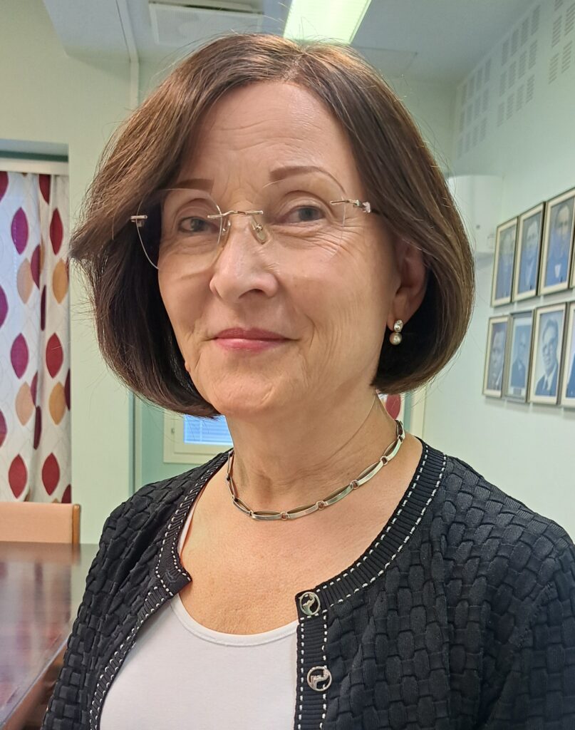 Päivi Huhtala kiittää mukavia työkavereita ja luottamushenkilöitä hyvistä vuosista Lappajärven kunnantalolla.