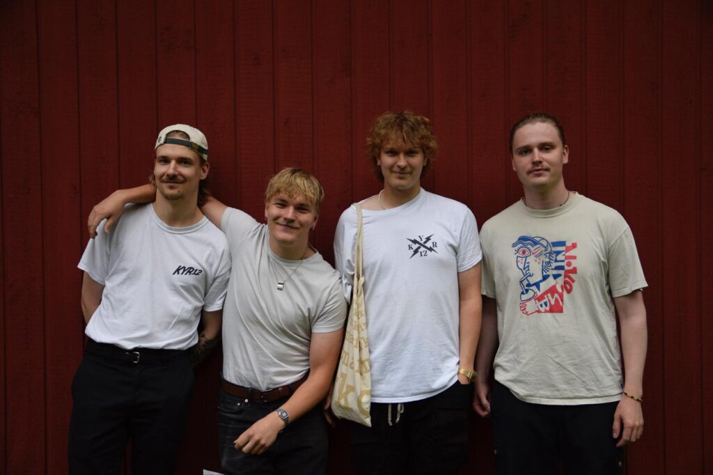 Joonas Vesala (vas.), Kostipekka Syrjälä, Roope Ylisuutari ja Elmeri Nygård ovat sitä mieltä, että musiikkikulttuuria tulisi Vimpelissä vaalia. –Vimpelissä on valtavasti lahjakkaita muusikoita ja on paikkoja missä järjestää, joten kyllä niitä tapahtumia mahtuisi tänne enemmänkin. Kuva: Maija Perälä. 