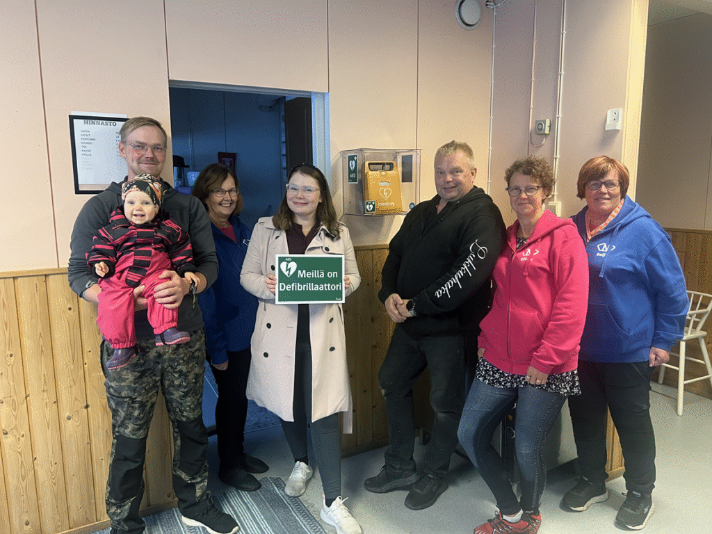 Vaikka sydäniskurin on hankkinut nuorisoseura, osallistuu sen ylläpitoon Kortesjärven Ylikylän metsästysseura sekä Kortesjärven Ylikylän kyläyhdistys. Kuvassa metsästysseuran puheenjohtaja Saku Autio (vas.), nuorisoseuran jäsen Meeri Autio, nuorisoseuran sihteeri Päivi Kumpula, kyläyhdistyksen puheenjohtaja Anna Sarkaranta, nuorisoseuran hallituksen jäsenet Seppo Autio, Elina Autiosekä Seija Autio. Kuva: Joonas Autio.