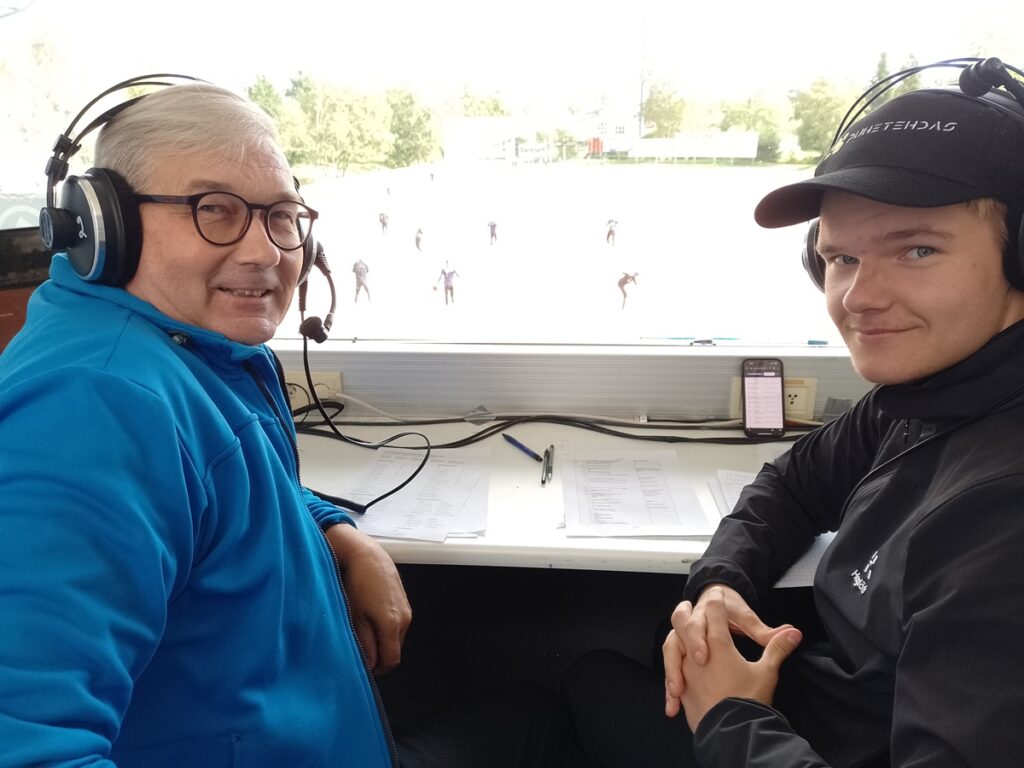 Matias Hyytiäinen (vas.) tuurasi selostaja Markku Lassilaa loppukesän peleissä. Hänen työparinaan ja kommentaattorina toimi Jouko Etula. Molemmat Alajärven miehiä: Etula Ankkureiden riveistä, Hyytiäinen vastaa kesäisin kenttäkuulutuksesta.