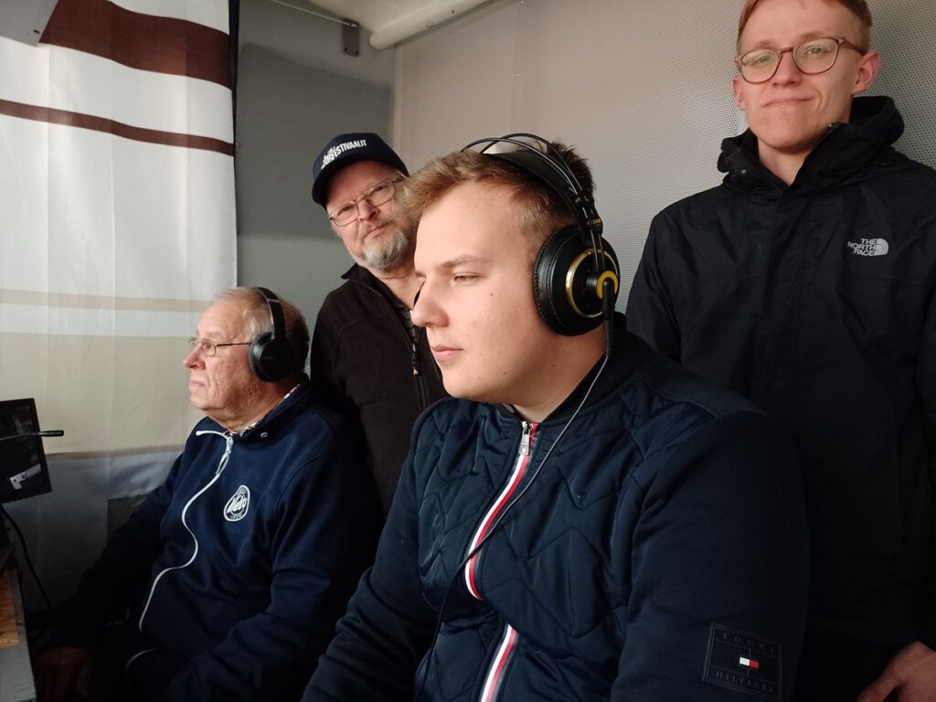 Mainionkin mailataiturin lyönnit jäävät valjuiksi, jos tv-kuvaus ei ole kohdillaan. Vimpelin Saarikentältä kuvaa tuottavan oman kylän porukan voi pesiskuvauksen osalta rankata maan aateliin. Kaarikameraa hoitaa Matti Järvelä (takana vas.), ohjauksesta vastaa Markku Lehtola (vas.). Pääkameran välittämä kuva ja pallon kulun kuvaus on Vili Pyhälahden vastuulla, grafiikka sekä tulosteet ovat Jimi-Jaakko Mäenpään hoidossa.