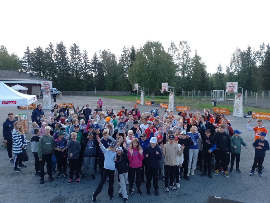 Vimpeli oli pohjoisin paikkakunta, jossa Koripalloliiton ja K-ryhmän katukorista pelattiin viime torstaina, sopivasti koripallon EM-kisojen aikaan. Koristaitojaan hioivat 3.–6. luokkien oppilaat opettajineen.