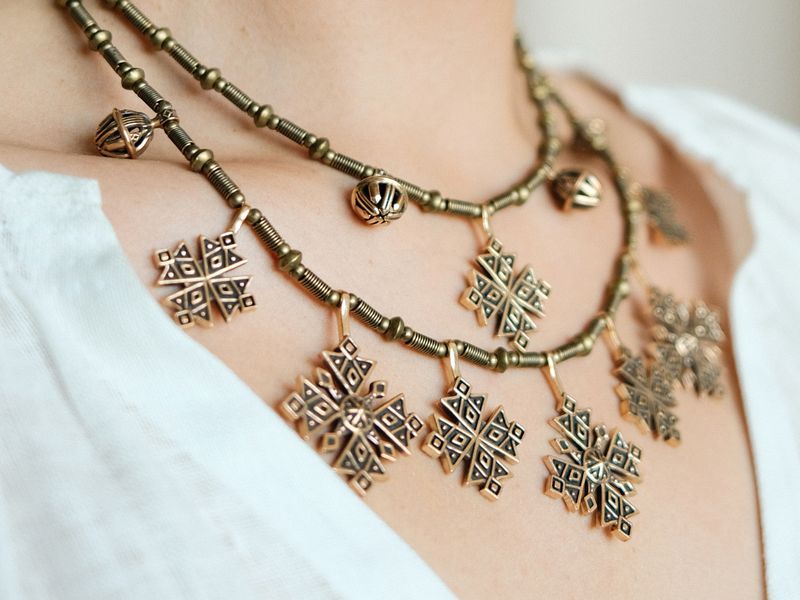 Zgarda on perinteinen ukrainalainen kaulakoru, joka koostuu metalliristeistä.