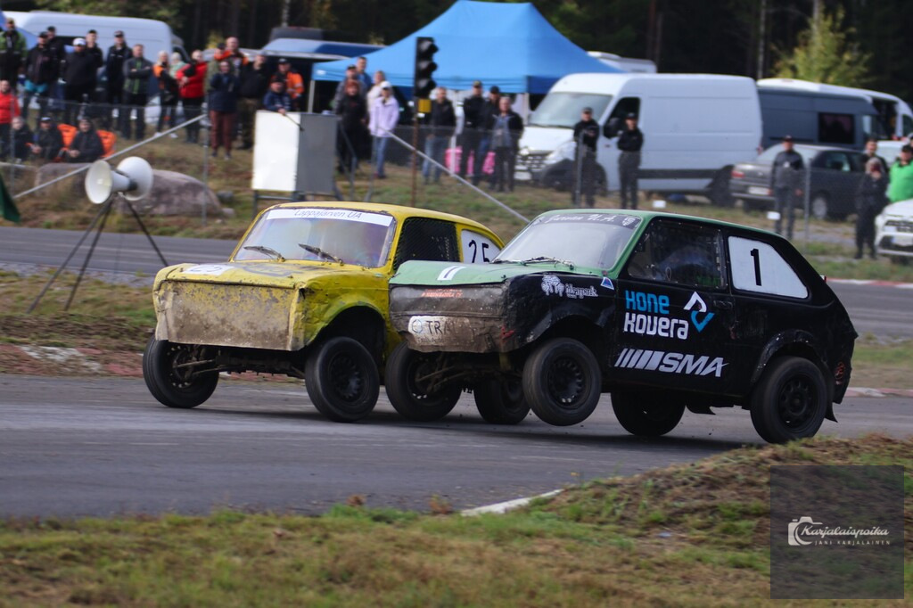 Kuvassa Lappajärven Eero Laurila ja Jurvan Joni Viita kävivät kovaa kamppailua. Kuva: Jani Karjalainen. 