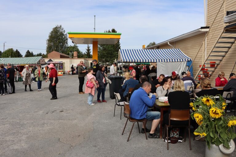 Sää oli lämmin, kuten myös tunnelma Finsumäen markkinoilla.