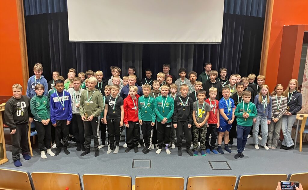 LaVen ja EULAn P12 ja P13 -joukkueiden pelaajat saivat kauden päätteeksi mitalit kaulaan. Kuva: Jaakko Anttila.