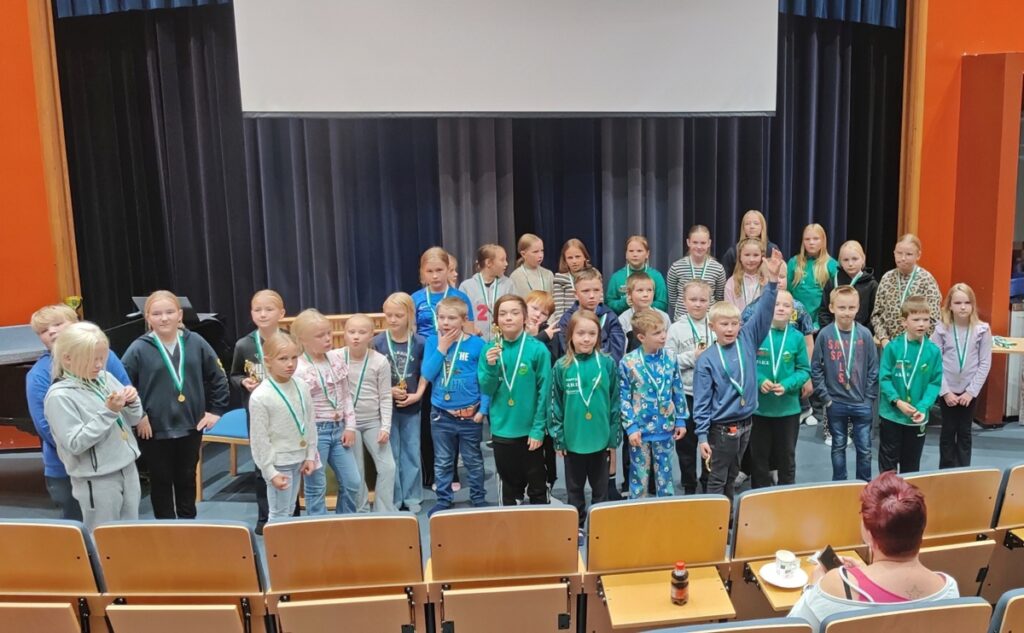 LaVen P8–9 ja EULA T9–10-joukkueiden kausi päättyi mitalijuhliin. Kuva: Anssi Kuusela.