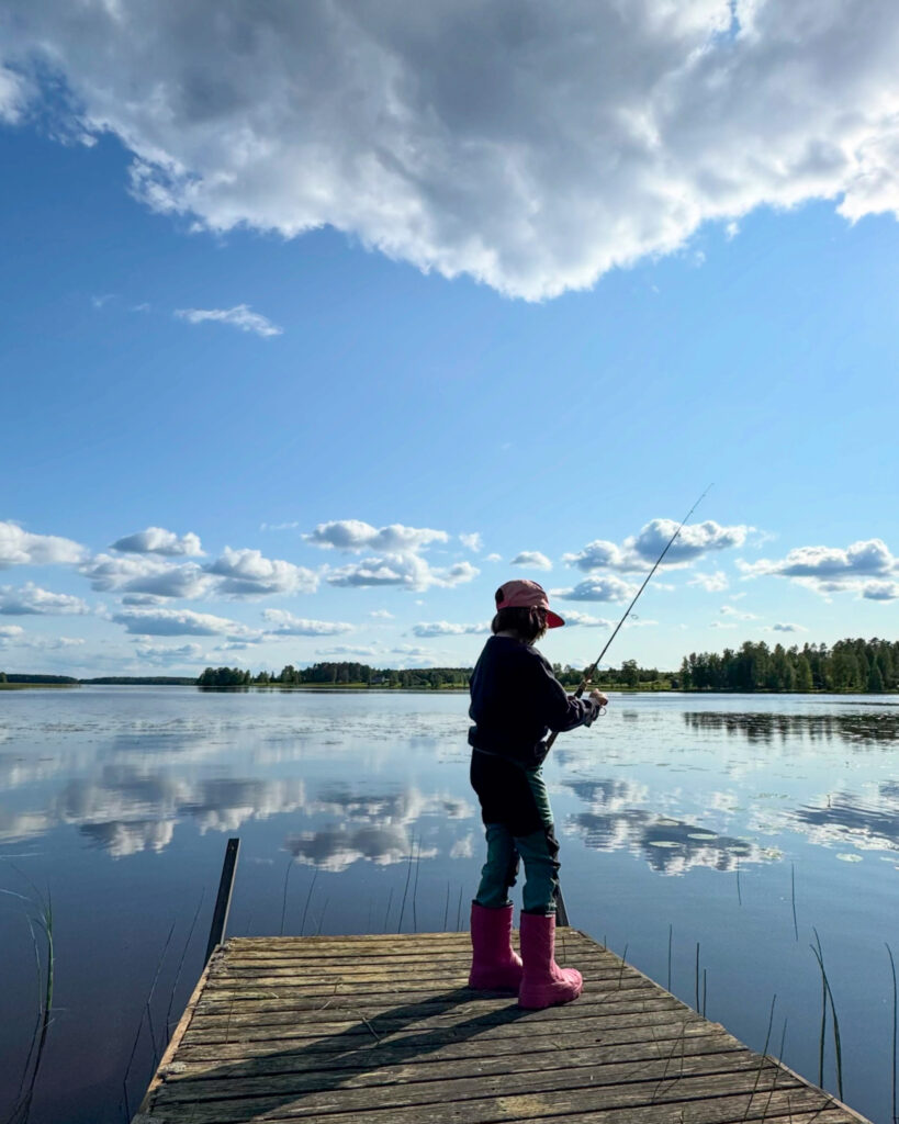 Jasmiina mannermaa aikuiset kalaisanjärvenrannalla