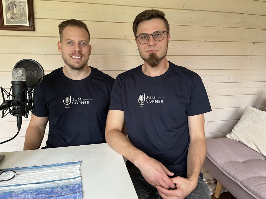 Podcastin nimen alku tulee tekijöiden etunimistä. Vasemmalta Mika Koskela ja Juho Fränti.