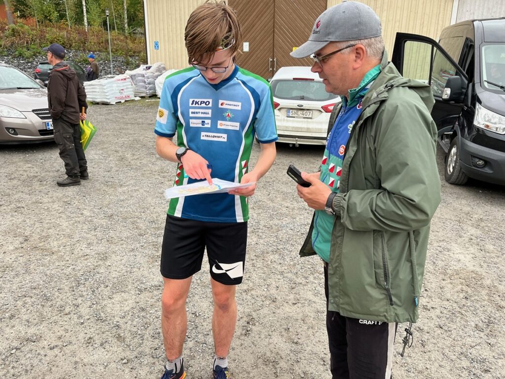 Santeri Kallio näyttää kartalta omaa suunnitustaan. 3,3 kilometrin radan aika 14.59 kertoo reitinvalinnan onnistuneen.