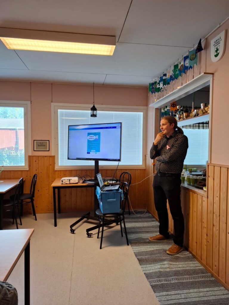 Apteekkari Mika Wallin uskoo valistustyön kasvattavan apteekkien roolia asiakkaan hoitopolulla. Kuvat: Jaakko Niemistö.