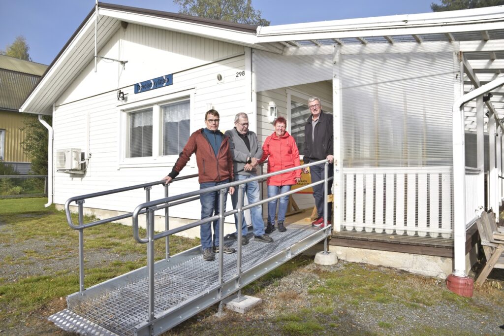Mika Pessinen (vas.), Matti Sadeharju, Riitta Huhtala ja Hannes Lammi ovat tyytyväisiä kylätalon ulkoremonttiin. –Kyllä kannatti.